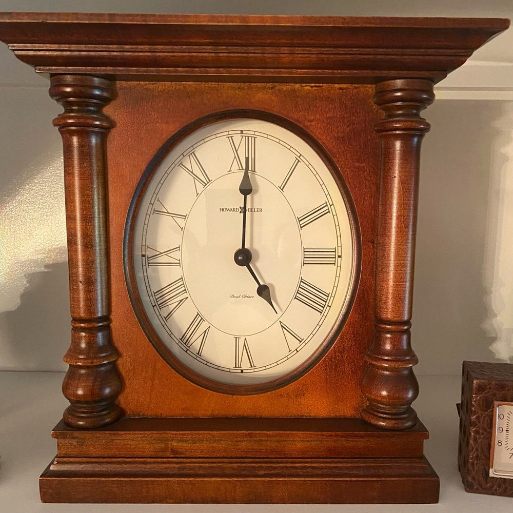 Vintage Howard Miller Mantle Clock. 12’h x 11’w